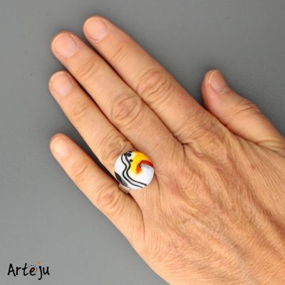 Glas-Cabochon in Weiß, Rot, Gelb und Schwarz in Aquarelltechnik