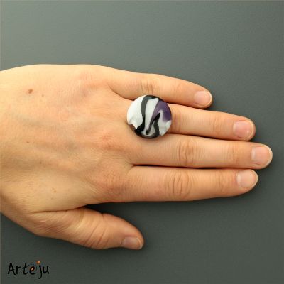 Glas-Cabochon in Lila-, Schwarz- und Weiß-Tönen in Aquarelltechnik