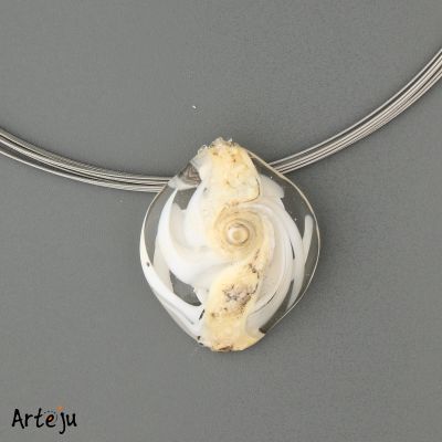 Glas-Cabochon in Weiß- und Elfenbein-Tönen in Aquarelltechnik