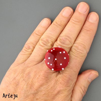 Glas-Cabochon in Rot und Weiß mit Punkten