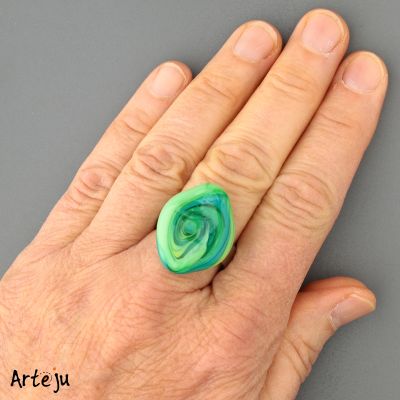 Glas-Cabochon in Grün in Aquarelltechnik