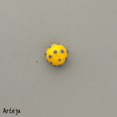 Minitop round in yellow with dots in blue