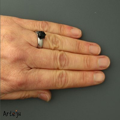 Minitop round in black with dots in black
