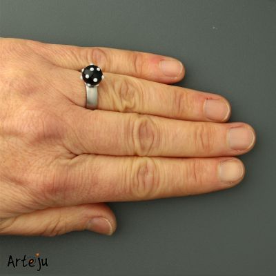 Minitop round in black with dots in white