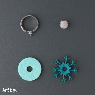 Interchangeable ring set with felt disc "round" in pastel turquoise and "ice crystal" in lago blue and glass top