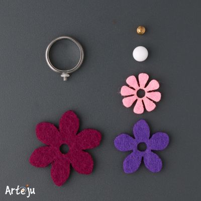 Interchangeable ring set with felt disc "big blossom" in hydrangea and "small blossom" in lilac an "daisy" in rose and glass top
