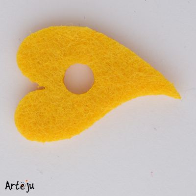 Felt disc "Little curved heart" in yellow