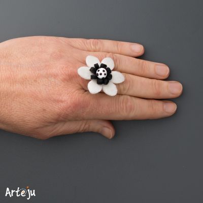 Interchangeable ring set with felt disc "medium blossom" in white and "Daisy" in dark grey mottled and glass top