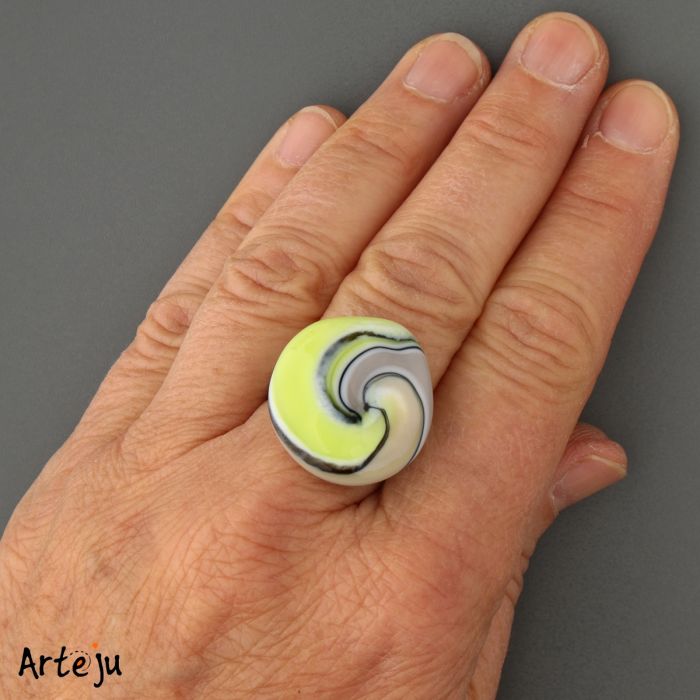 Glas-Cabochon in Gelb, Grau und Schwarz in Aquarelltechnik