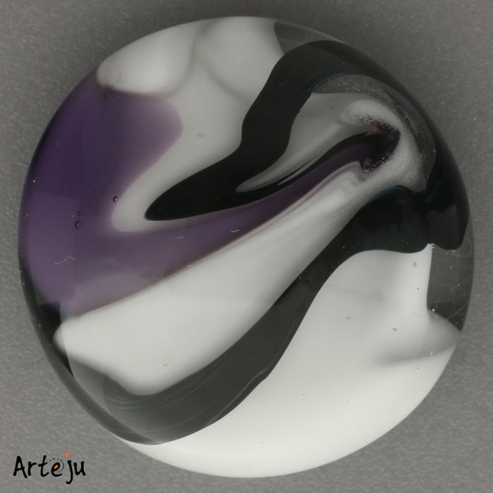 Glas-Cabochon in Lila-, Schwarz- und Weiß-Tönen in Aquarelltechnik