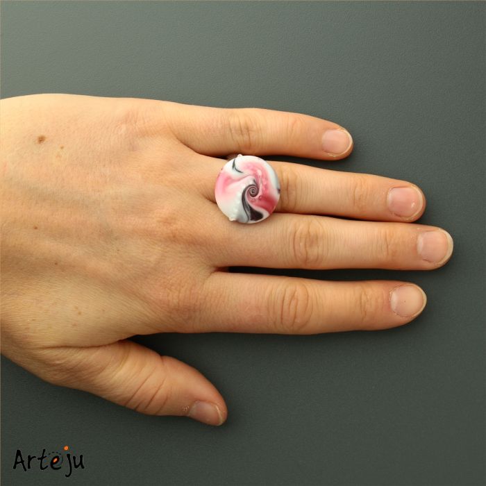 Glas-Cabochon in Rosa-, Weiß- und Schwarz-Tönen in Wirbeloptik