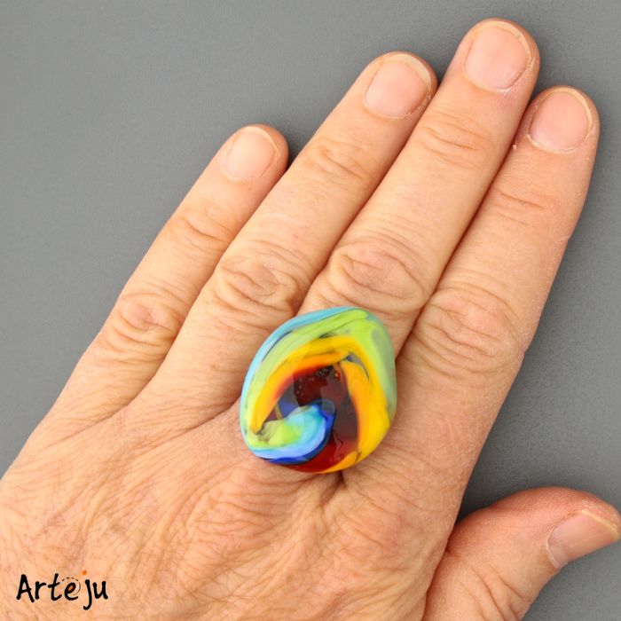 Glas-Cabochon in Regenbogen-Tönen in Aquarelltechnik