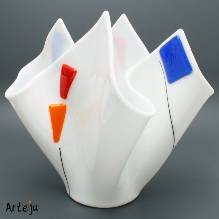 Gefaltete Glasvase in weiß, rot, orange, blau, schwarz mit rundem Boden