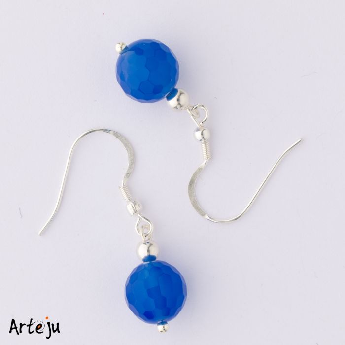 Ohrhänger mit blauer facetierter Perle