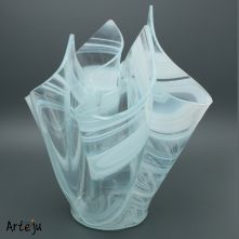 Gefaltete Glasvase in weiß-klar mit rundem Boden