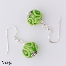 Ohrhänger mit runden, geschnörkelten hellgrün transparenten Glasperlen